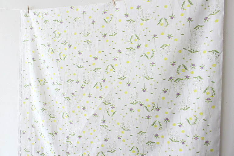 LINNETリネンプリント 草むらの草花は